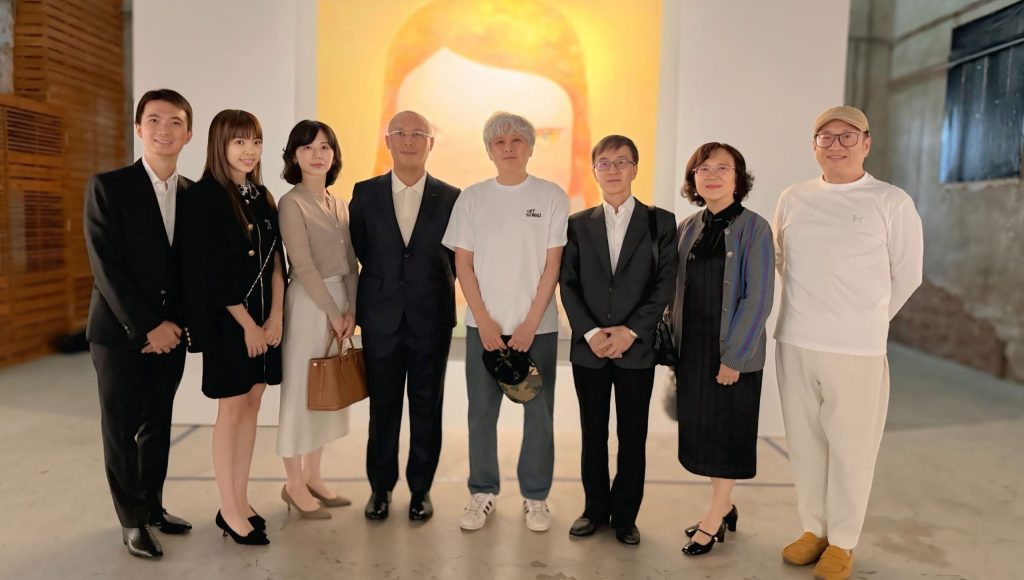 奈良美智先生與北回化學董事長陳芳斌、總經理陳穎賢一家人於展覽現場合影