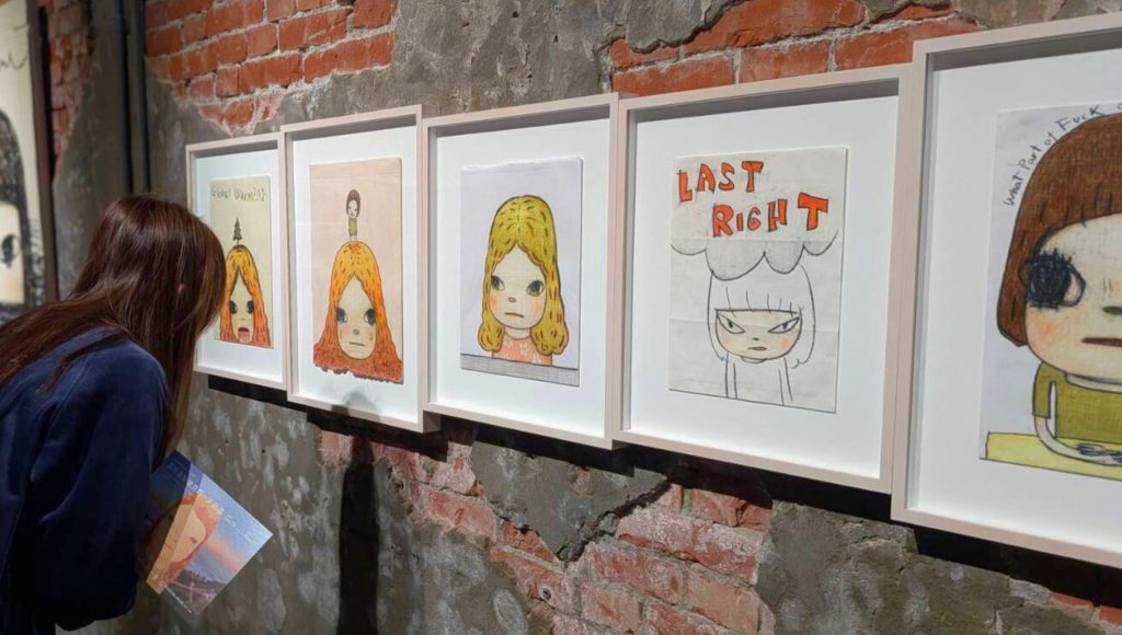 奈良美智先生常以日常紙材 (如信封袋、瓦楞紙板) 進行即興創作,展現創作回歸生活的藝術態度