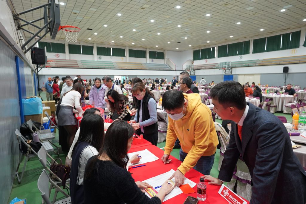 北回化學同仁歡聚尾牙,報到現場氣氛歡騰