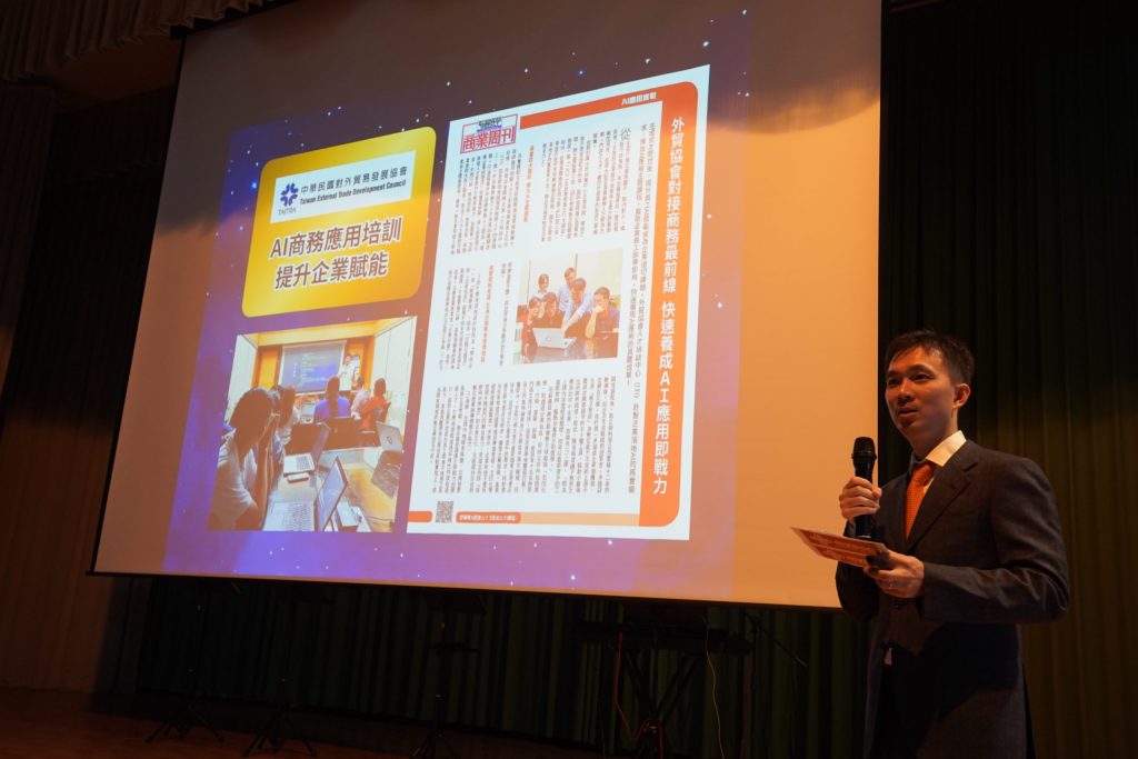 陳穎賢總經理於舞台上分享 2025 年度成長亮點