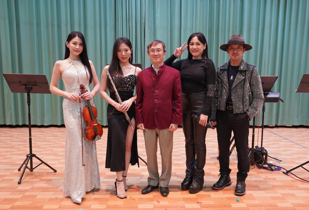 A Perfect Finale: Chairman Michael Chen Taking a Group Photo with the Guli Band Musicians Following the Year-End Banquet