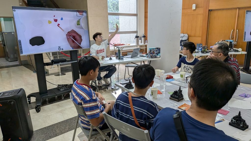 模型創作專業講師陳彥廷(恰吉老師)帶領進階實作,涵蓋模型加工、彩繪與場景構築