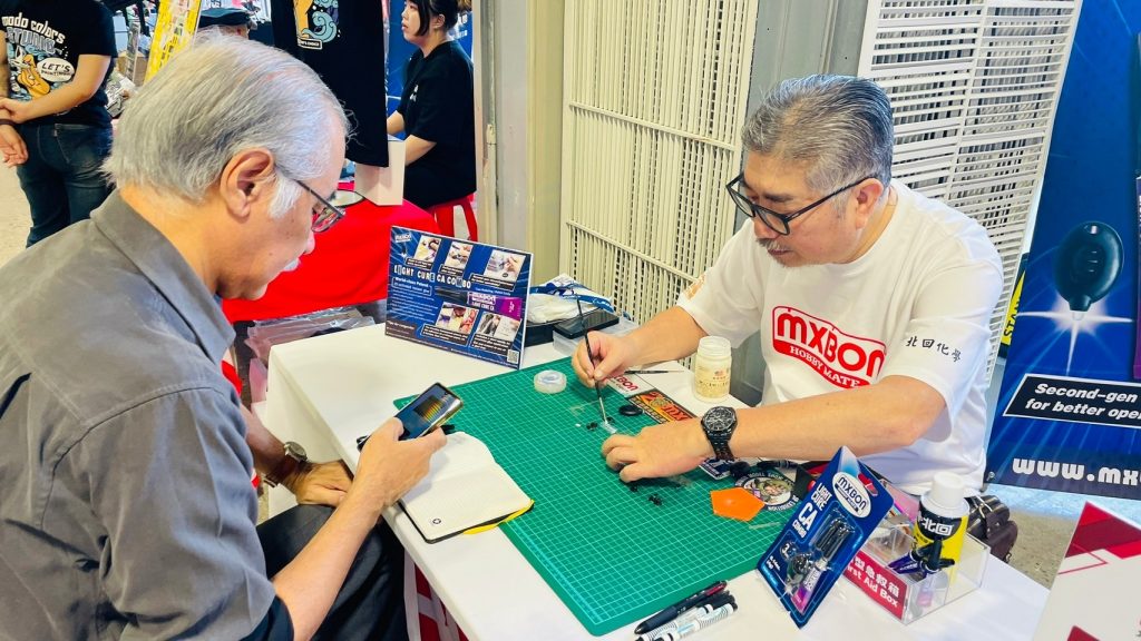 第八屆台灣國際模型公開賽 RF2024_船艦組評審老師 呂濤與日本參賽者經驗交流